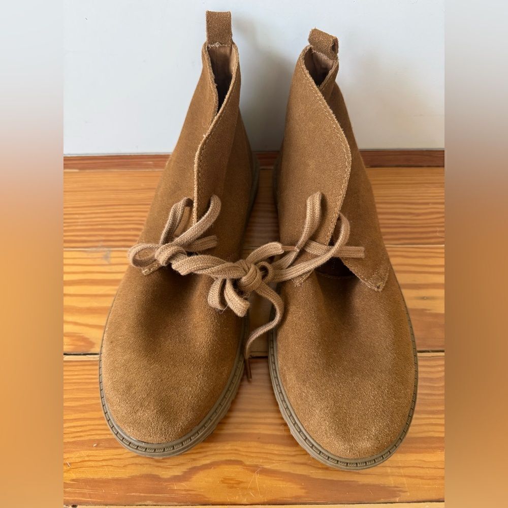 NWOT Gap Suede Shoes